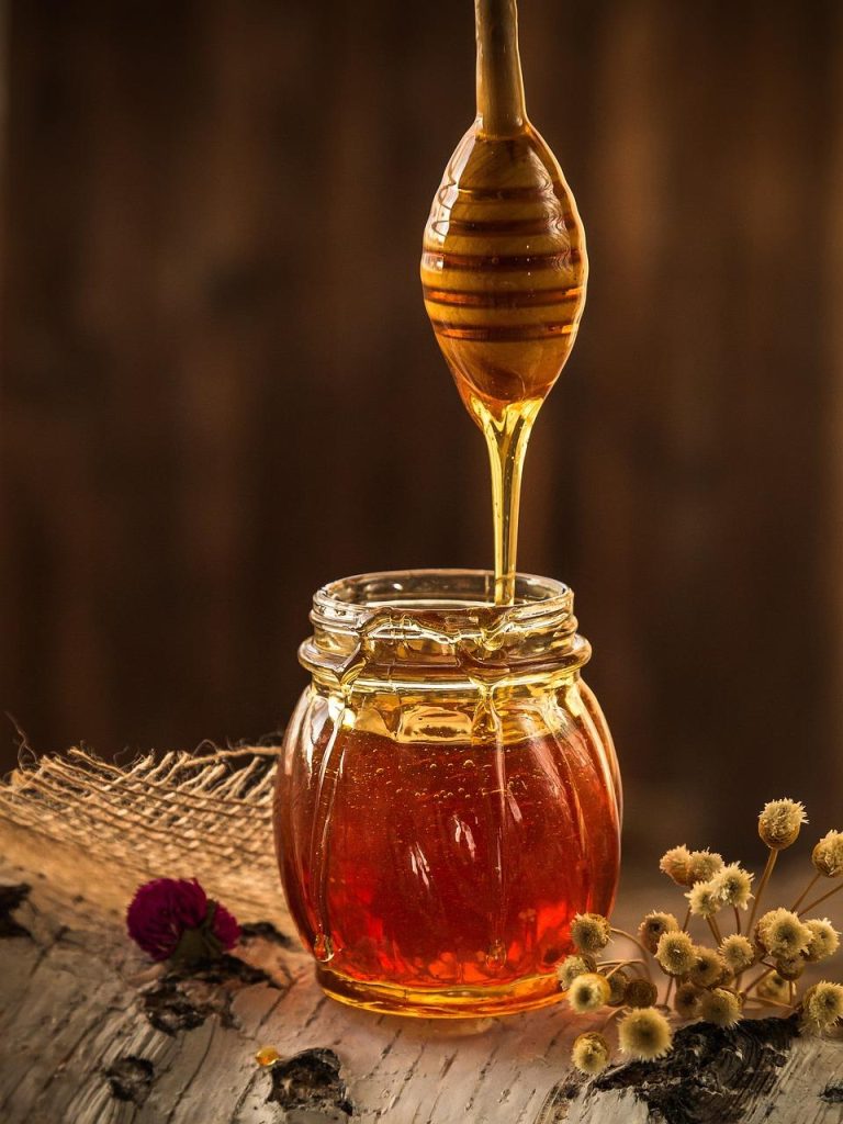 Pure honing in pot, symbool van gezondheid en natuurlijke voordelen. Zoete charme van honing met antioxidanten en vitamines.