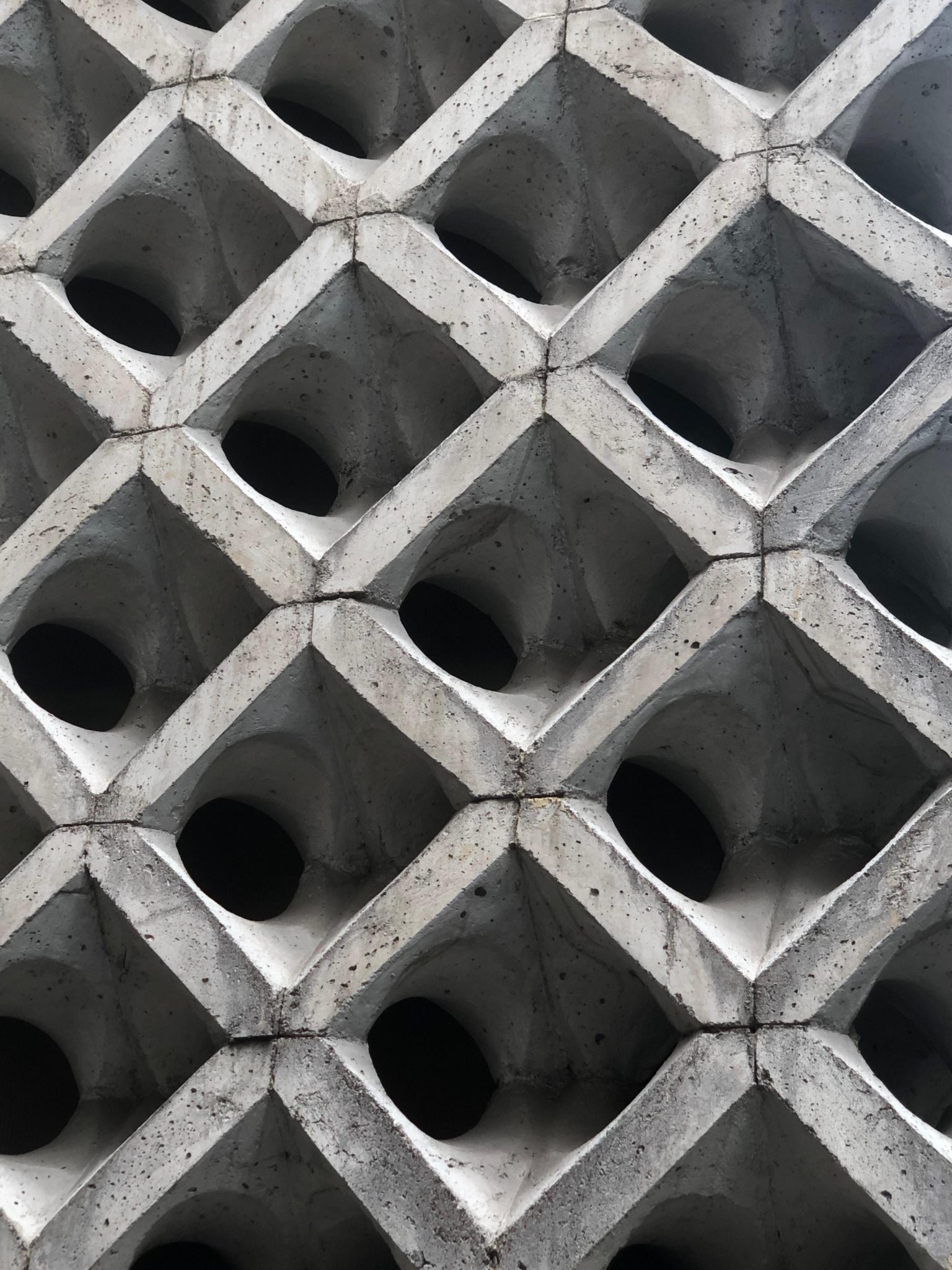 Erik van Ooijen Handelsonderneming toont assortiment betonblokken en gebruikte betonplaten voor duurzaam bouwen