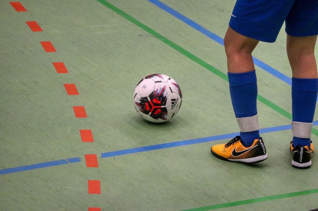 Zaalvoetbal in Spijkenisse: spelers actief in een sporthal met indrukwekkende faciliteiten