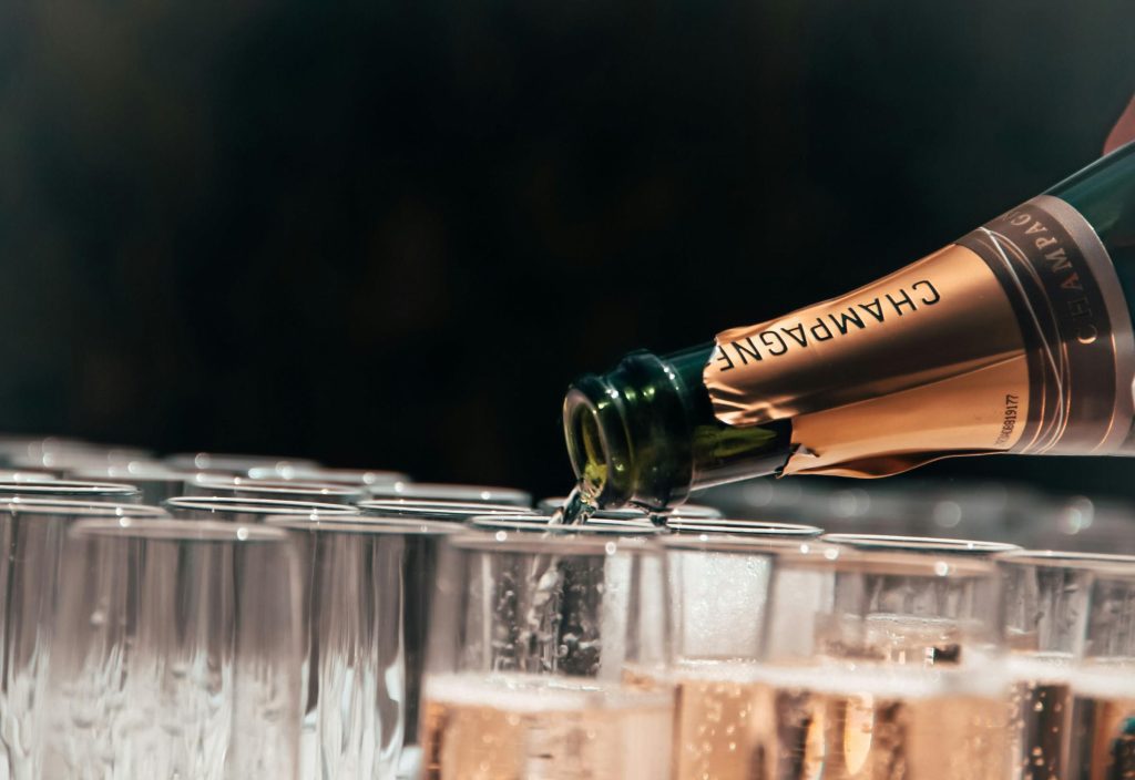 Lanson champagne in de popcultuur: elegante fles naast filmstills en reclame illustraties