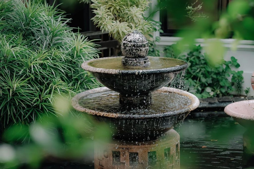 Luxe exclusieve tuin ontwerp met verlichting en moderne tuinmeubelen die levenskwaliteit verhogen