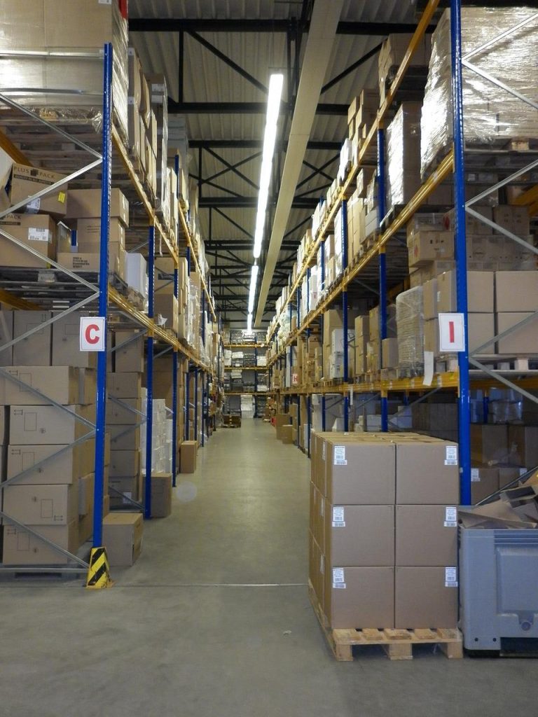 Visuele blauwdruk voor een efficiënt magazijn met optimale indeling, stellingen en bewegwijzering