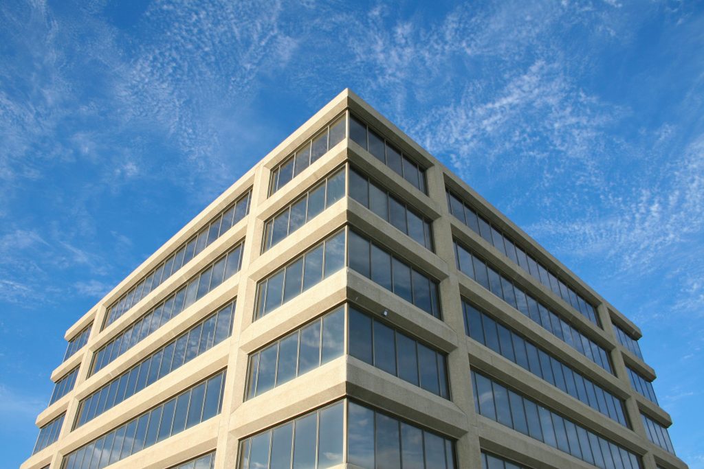 Ondernemer werkend aan slimme financiële oplossingen met laptop en administratie documenten op bureau