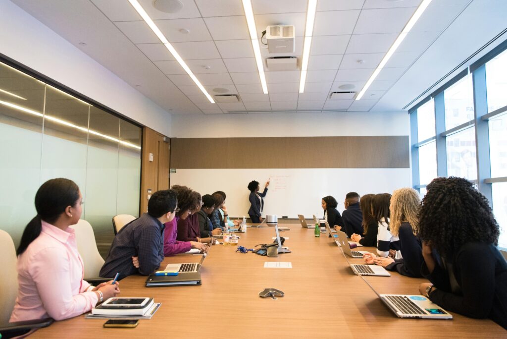 Moderne vergaderruimte biedt ruimte voor groei en ontmoeting met professionele faciliteiten en inspirerende sfeer