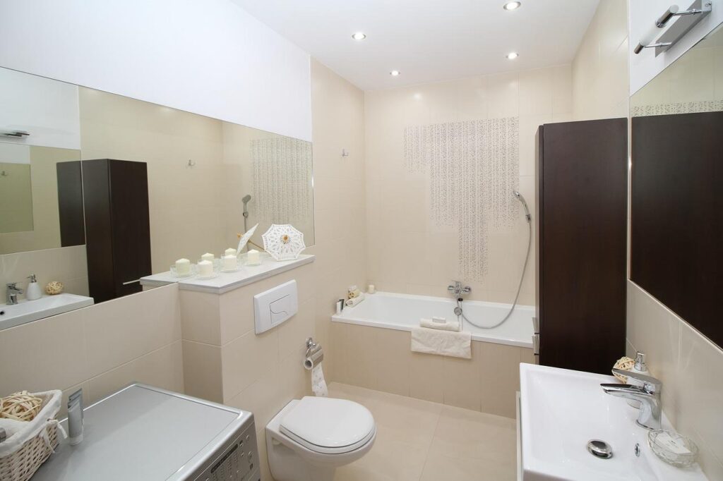 Moderne zitbad toont de luxe en comfort van een zitbad in een aangename badkamer omgeving