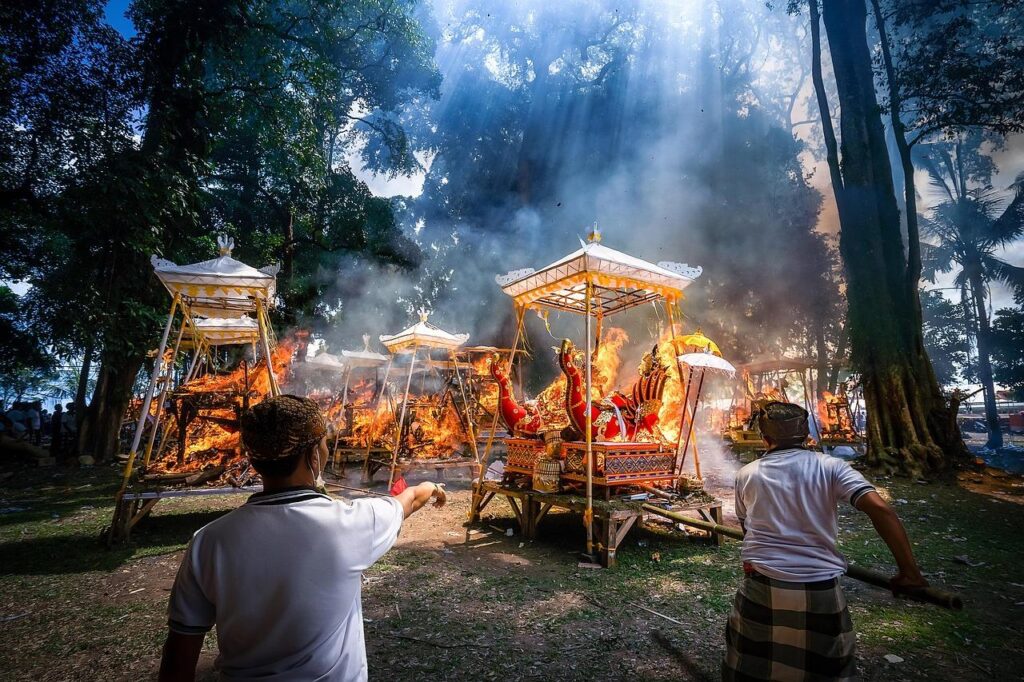 Cremeren over de wereld: visuele weergave van verschillende crematie-rituelen en asverwerking in diverse culturen wereldwijd