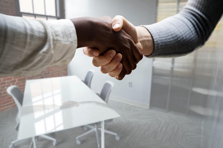 Home Visuele weergave van hoe een sterk werkgeversimago helpt bij het aantrekken van talenten en het verbeteren van wervingsresult